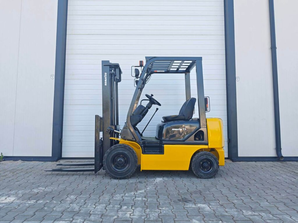 Мотокар Komatsu FG15C – страничен изглед, 1500 кг, 3 м