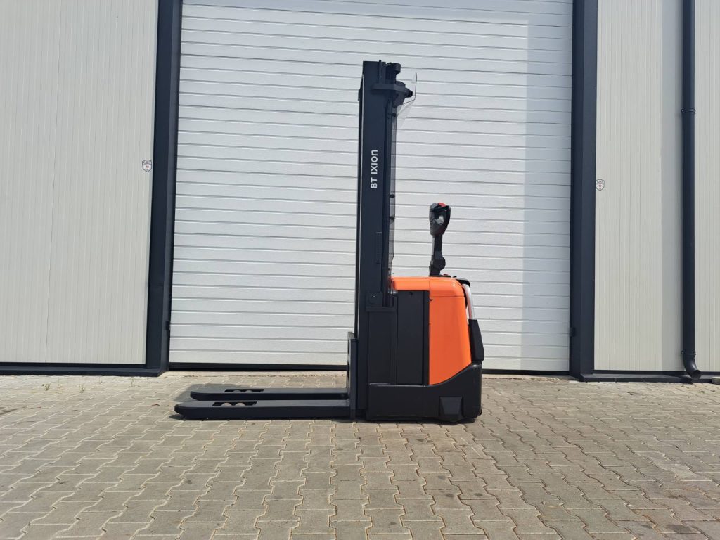 Стакер BT SPE160 Triplex – страничен изглед, 1600 кг, 5.4 м