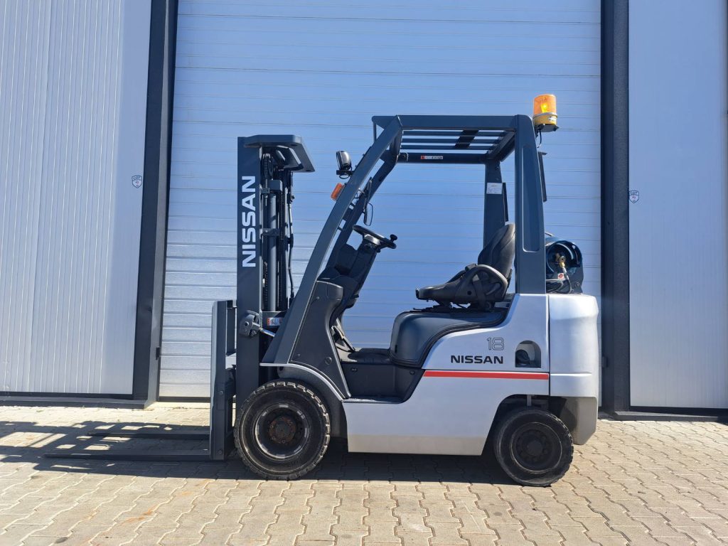 Газокар Nissan P1F1A18D – страничен изглед, 1800 кг, 4.3 м