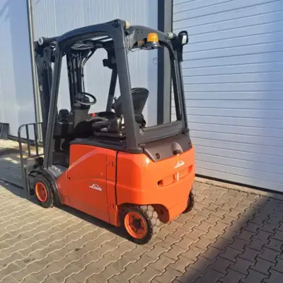 Електрокар LINDE E20 с триплекс мачта Електрокар Linde E20 – 2000 кг, 4.6 м
