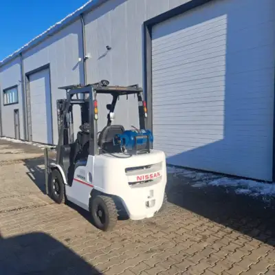 Мотокар Nissan P1F2A25D – виличен позиционер в действие Газокар Nissan P1F2A25D – виличен позиционер, 2500 кг, 3 м