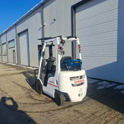 Nissan UNICARRIERS P1F1A15D – работна среда, изглед отстрани Газокар Nissan P1F1A15D – страничен изглед, снимка 2, 1500 кг, 3 м, 2015 г.