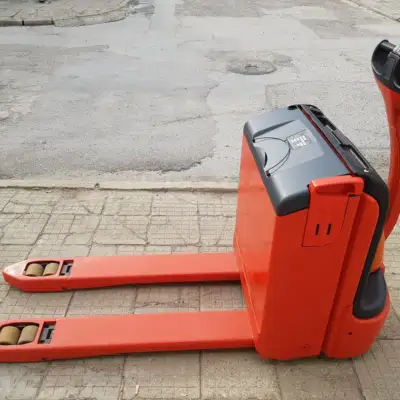 LINDE T18 – компактна и ефективна палетна количка Електрическа палетна количка Linde T18 – снимка 2, 1800 кг, 200 мм, 2009 г.