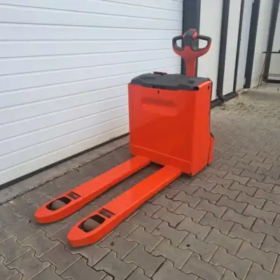 Електрическа палетна количка Linde T18 изглед отпред Електрическа палетна количка Linde T18 – изглед отпред, 1800 кг, 200 мм, 2011 г.