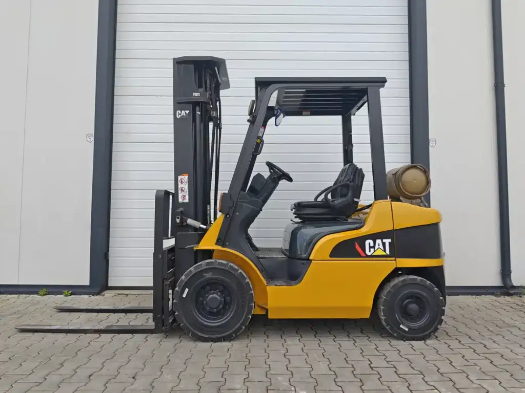 Газокар CAT GP25N – 2500 кг, 5.5 м