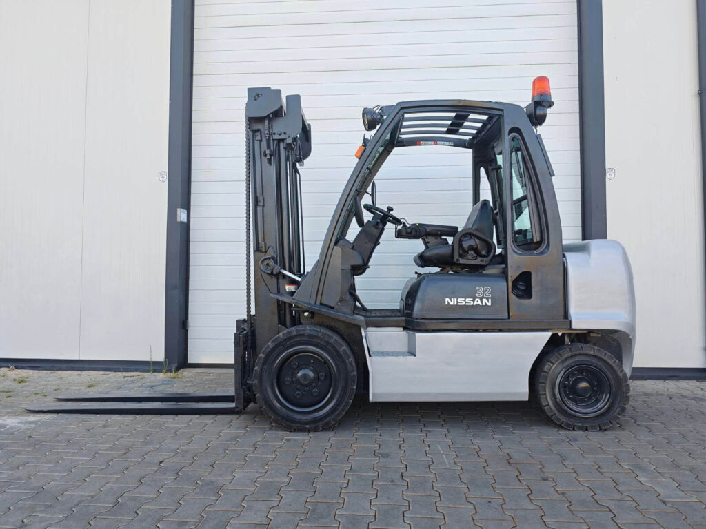Дизелов мотокар Nissan YG1D2A32Q – 3200 кг, 3.3 м